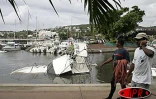 Dimanche 26 décembre 2004 -

Les lames de fond ont coulé ou endommagé des bateaux dans le port de Saint-Gilles