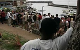 Dimanche 26 décembre 2004 -

Les lames de fond ont coulé ou endommagé des bateaux dans le port de Saint-Gilles