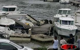 Dimanche 26 décembre 2004 -

Les lames de fond ont coulé ou endommagé des bateaux dans le port de Sainte-Marie