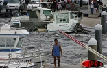 Dimanche 26 décembre 2004 -

Les lames de fond ont coulé ou endommagé des bateaux dans le port de Sainte-Marie