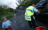 Mercredi 4 avril 2007 -

L'éruption redouble d'intensité. Les risques d'ouverture d'une faille hors enclos et d'un effondrement du Dolomieu sont sérieusement envisagés