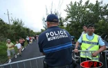 Mercredi 4 avril 2007 -

L'éruption redouble d'intensité. Les risques d'ouverture d'une faille hors enclos et d'un effondrement du Dolomieu sont sérieusement envisagés