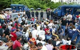 Vendredi 30 mai 2003 -
Plusieurs centaines de manifestants ont bloqué dès l'aude les entrées du rectorat. Deux brêves bousculades ont eu lieu avec les forces de l'ordre