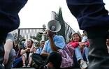Vendredi 30 mai 2003 -
Plusieurs centaines de manifestants ont bloqué dès l'aude les entrées du rectorat. Deux brêves bousculades ont eu lieu avec les forces de l'ordre