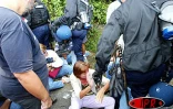 Vendredi 30 mai 2003 -
Plusieurs centaines de manifestants ont bloqué dès l'aude les entrées du rectorat. Deux brêves bousculades ont eu lieu avec les forces de l'ordre
