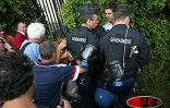 Vendredi 30 mai 2003 -
Plusieurs centaines de manifestants ont bloqué dès l'aude les entrées du rectorat. Deux brêves bousculades ont eu lieu avec les forces de l'ordre