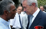 Mardi 16 avril 2003 - La première journée de la visite à La Réunion de Gilles de Robien, ministre des transports, a été agité. Les grévistes de l'Éducation nationale l'ont hué toute la journée