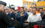 Mardi 16 avril 2003 - La première journée de la visite à La Réunion de Gilles de Robien, ministre des transports, a été agité. Les grévistes de l'Éducation nationale l'ont hué toute la journée