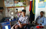 Monsieur Yakta et son salon de coiffure pour hommes dans Record Street à Port Mathurin (capitale de Rodrigues)