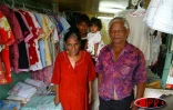Roopeea Preuuth et son épouse sont spécialisés dans le commerce du textile à Port Mathurin (capitale de Rodrigues)