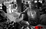 Marianie Clair, agricultrice à Rivière Banane, écoule sa production à Port Mathurin