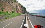Vendredi 7 avril 2006 -

Les travaux de réfection de la route du littoral se poursuivent