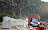 Vendredi 7 avril 2006 -

Les travaux de réfection de la route du littoral se poursuivent