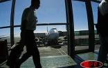 Intérieur de la salle d'embarquement de l'aéroport Roland Garros à Sainte-Marie (Nord)