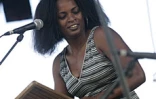 Vendredi 6 août 2004

Christine Salem et ses dalons en plein maloya