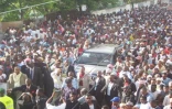 Lundi 24 avril 2006 -
Abdallah Mohamed Sambi (alias Ayatollah), vainqueur des primaires pour la présidentielle, a été accueilli triomphalement à Moroni
Photos HZK Presse