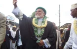 Lundi 24 avril 2006 -
Abdallah Mohamed Sambi (alias Ayatollah), vainqueur des primaires pour la présidentielle, a été accueilli triomphalement à Moroni
Photos HZK Presse