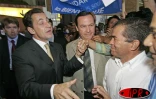 Jeudi 29 septembre 2005 -

Des centaines de personnes ont réservé un accueil chaleureux au ministre de l'intérieur Nicolas Sarkozy lors de sa visite officielle à la Réunion