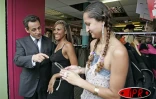 Jeudi 29 septembre 2005 -

Une centaine de personnes est venu accueillir chaleureusement le ministre de l'intérieur Nicolas Sarkozy lors de sa visite officielle à la Réunion