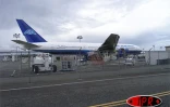 Images des usines Boeing, de Seattle et du B 777-200 effectuant son premier vol long-courrier