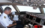Images des usines Boeing, de Seattle et du B 777-200 effectuant son premier vol long-courrier