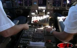 Images des usines Boeing, de Seattle et du B 777-200 effectuant son premier vol long-courrier