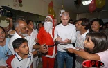 Vendredi 24 décembre 2005 -

Zinedine Zidane a rendu visite aux enfants malades hospitalisés au CHD de Saint-Denis