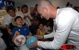 Vendredi 24 décembre 2005 -

Zinedine Zidane a rendu visite aux enfants malades hospitalisés au CHD de Saint-Denis