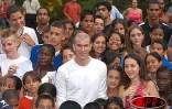 Vendredi 24 décembre 2005 -

Une foule d'enfants a accueilli Zinedine Zidane à la Villa du Département (Saint-Denis)