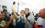 Vendredi 24 décembre 2005 -

Séance photo pour Zinedine Zidane à l'aéroport Roland Garros