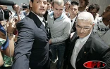 Vendredi 24 décembre 2005 -

Bain de foule pour Zinedine Zidane
