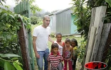 Samedi 25 décembre 2005 -

Zinedine Zidane avec des enfants de Mafate, une région enclavée de l'Ouest de l'île