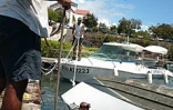 Lundi 27 décembre 2004 -

Dans le port de Saint-Gilles, les propriétaires de bateaux tentent de remettre à flot leurs embarcations