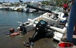 Lundi 27 décembre 2004 -

Dans le port de Saint-Gilles, les propriétaires de bateaux tentent de remettre à flot leurs embarcations