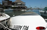 Lundi 27 décembre 2004 -

Dans le port de Saint-Gilles, les propriétaires de bateaux tentent de remettre à flot leurs embarcations