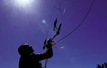 Samedi 19 juillet 2003
Le fly surf a de plus en plus d'adeptes à la Réunion. Les  amateurs de ce sport très athlétique s'entraînent régulièrement sur la petite plage de Trou d'Eau (Ouest)