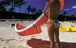 Samedi 19 juillet 2003
Le fly surf a de plus en plus d'adeptes à la Réunion. Les  amateurs de ce sport très athlétique s'entraînent régulièrement sur la petite plage de Trou d'Eau (Ouest)