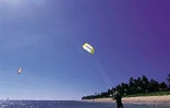 Samedi 19 juillet 2003
Le fly surf a de plus en plus d'adeptes à la Réunion. Les  amateurs de ce sport très athlétique s'entraînent régulièrement sur la petite plage de Trou d'Eau (Ouest)