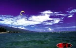 Samedi 19 juillet 2003
Le fly surf a de plus en plus d'adeptes à la Réunion. Les  amateurs de ce sport très athlétique s'entraînent régulièrement sur la petite plage de Trou d'Eau (Ouest)