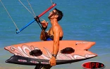 Samedi 19 juillet 2003
Le fly surf a de plus en plus d'adeptes à la Réunion. Les  amateurs de ce sport très athlétique s'entraînent régulièrement sur la petite plage de Trou d'Eau (Ouest)