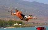 Samedi 19 juillet 2003
Le fly surf a de plus en plus d'adeptes à la Réunion. Les  amateurs de ce sport très athlétique s'entraînent régulièrement sur la petite plage de Trou d'Eau (Ouest)