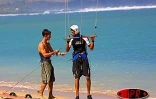 Samedi 19 juillet 2003
Le fly surf a de plus en plus d'adeptes à la Réunion. Les  amateurs de ce sport très athlétique s'entraînent régulièrement sur la petite plage de Trou d'Eau (Ouest)