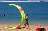 Samedi 19 juillet 2003
Le fly surf a de plus en plus d'adeptes à la Réunion. Les  amateurs de ce sport très athlétique s'entraînent régulièrement sur la petite plage de Trou d'Eau (Ouest)