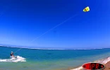 Samedi 19 juillet 2003
Le fly surf a de plus en plus d'adeptes à la Réunion. Les  amateurs de ce sport très athlétique s'entraînent régulièrement sur la petite plage de Trou d'Eau (Ouest)
