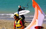 Samedi 19 juillet 2003
Le fly surf a de plus en plus d'adeptes à la Réunion. Les  amateurs de ce sport très athlétique s'entraînent régulièrement sur la petite plage de Trou d'Eau (Ouest)