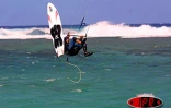 Samedi 19 juillet 2003
Le fly surf a de plus en plus d'adeptes à la Réunion. Les  amateurs de ce sport très athlétique s'entraînent régulièrement sur la petite plage de Trou d'Eau (Ouest)