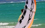 Samedi 19 juillet 2003
Le fly surf a de plus en plus d'adeptes à la Réunion. Les  amateurs de ce sport très athlétique s'entraînent régulièrement sur la petite plage de Trou d'Eau (Ouest)