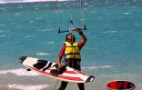 Samedi 19 juillet 2003
Le fly surf a de plus en plus d'adeptes à la Réunion. Les  amateurs de ce sport très athlétique s'entraînent régulièrement sur la petite plage de Trou d'Eau (Ouest)