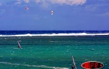 Samedi 19 juillet 2003
Le fly surf a de plus en plus d'adeptes à la Réunion. Les  amateurs de ce sport très athlétique s'entraînent régulièrement sur la petite plage de Trou d'Eau (Ouest)