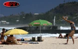 Sobres, exubérants, démonstratifs, discrets, les parasols fleurissent partout sur les plages